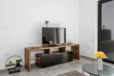 TV i/ili zabavni centar u objektu Luxury Apartments Brodarica Beach With Balcony Seaview
