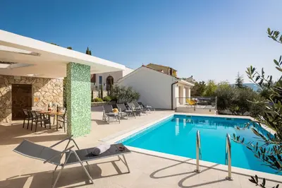 Bazen u objektu Villa Tela with Pool ili u blizini