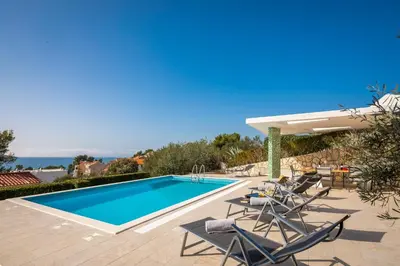 Bazen u objektu Villa Tela with Pool ili u blizini