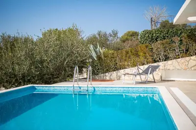 Bazen u objektu Villa Tela with Pool ili u blizini
