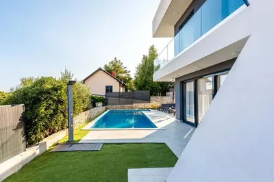 Bazen u objektu Villa Skyline- near beach and city center with heated pool ili u blizini