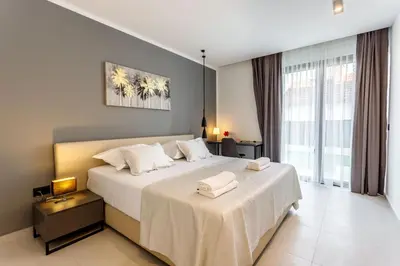 Krevet ili kreveti u jedinici u objektu Villa Skyline- near beach and city center with heated pool