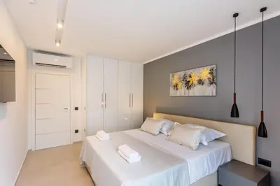Krevet ili kreveti u jedinici u objektu Villa Skyline- near beach and city center with heated pool