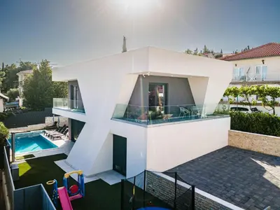 Bazen u objektu Villa Skyline- near beach and city center with heated pool ili u blizini