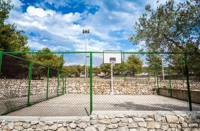 Tereni za tenis i/ili skvoš u sklopu objekta Apartments Jezera Lovišća ili u blizini