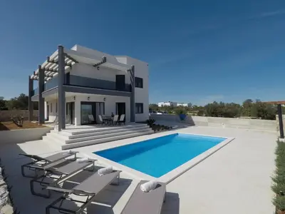 Bazen u objektu Villa Neva ili u blizini