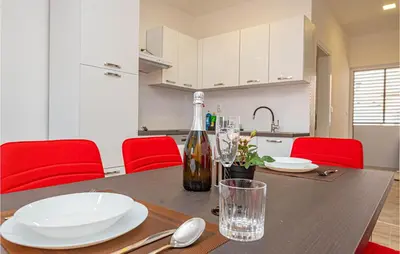 Kuhinja ili čajna kuhinja u objektu Beach Front Apartment In Brodarica