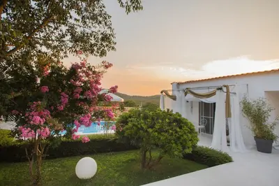 Bazen u objektu Villa Bloom Garden ili u blizini
