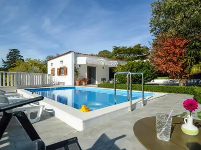 Bazen u objektu Villa Bloom Garden ili u blizini