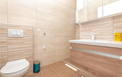 Kupaonica u objektu Gorgeous Apartment In Brodarica With Wifi