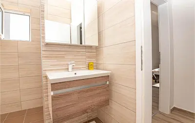 Kupaonica u objektu Amazing Apartment In Brodarica With Wifi