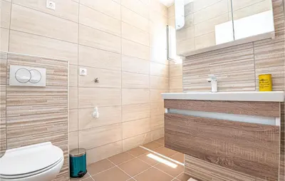 Kupaonica u objektu Amazing Apartment In Brodarica With Wifi