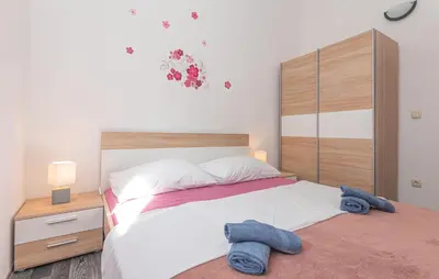 Krevet ili kreveti u jedinici u objektu 4 Bedroom Amazing Home In Grebastica
