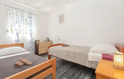 Krevet ili kreveti u jedinici u objektu 4 Bedroom Amazing Home In Grebastica