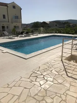 Bazen u objektu Villa Bachelor ili u blizini