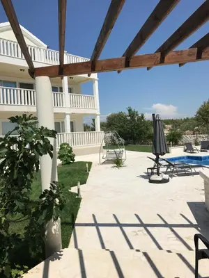 Bazen u objektu Villa Bachelor ili u blizini