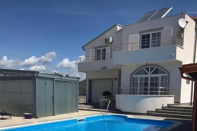 Bazen u objektu Luxury villa with a swimming pool Brodarica, Sibenik - 18803 ili u blizini
