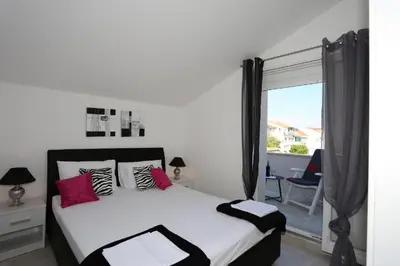 Krevet ili kreveti u jedinici u objektu Apartment in Tribunj with sea view, balcony, air conditioning, WiFi 4953-4