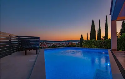 Bazen u objektu 4 Bedroom Stunning Home In Brodarica ili u blizini