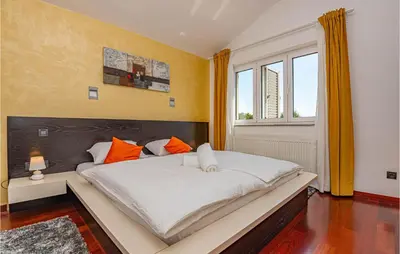 Krevet ili kreveti u jedinici u objektu 4 Bedroom Stunning Home In Brodarica