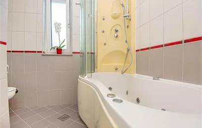 Kupaonica u objektu 4 Bedroom Stunning Home In Brodarica