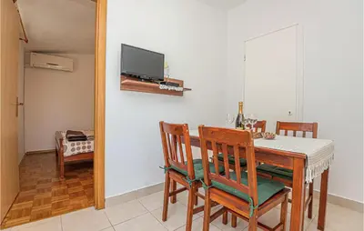 TV i/ili zabavni centar u objektu Lovely Apartment In Brodarica With Wifi
