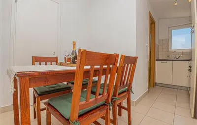 Kuhinja ili čajna kuhinja u objektu Lovely Apartment In Brodarica With Wifi
