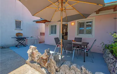 Popločani dio dvorišta ili vanjski dio objekta Stunning Apartment In Brodarica
