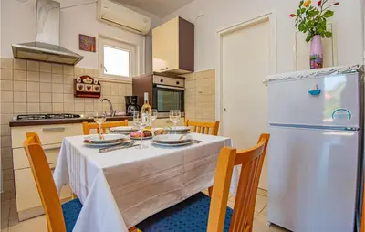 Kuhinja ili čajna kuhinja u objektu Stunning Apartment In Brodarica