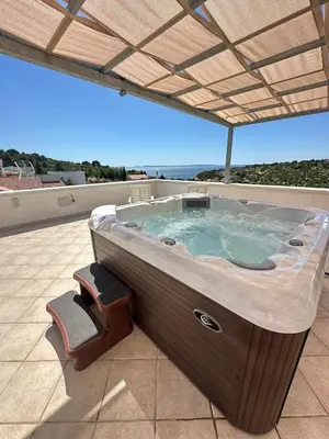 Bazen u objektu Matoc apartments ili u blizini
