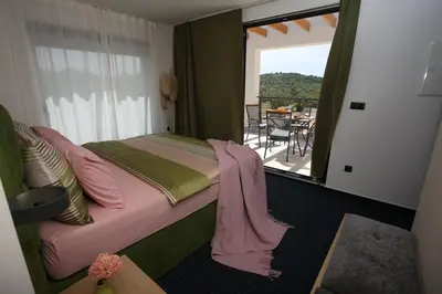 Krevet ili kreveti u jedinici u objektu Elegant Villa Punta Sol with hot tube, walk to sea and center