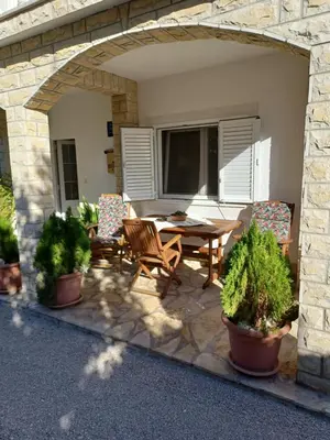 Popločani dio dvorišta ili vanjski dio objekta Apartman Breza