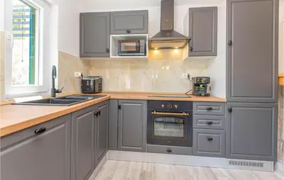 Kuhinja ili čajna kuhinja u objektu 3 Bedroom Cozy Home In Skradin