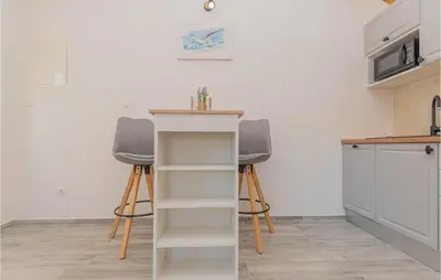 Kuhinja ili čajna kuhinja u objektu 3 Bedroom Cozy Home In Skradin