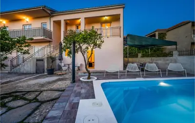 Bazen u objektu Awesome Home In Razanj ili u blizini