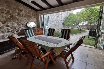 Vrt u objektu Heritage Stone House by the Sea
