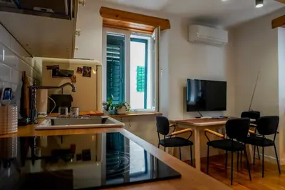 Kuhinja ili čajna kuhinja u objektu Tiramola