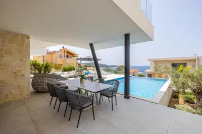 Bazen u objektu Villa Seven Seas with heated pool and jacuzzi by the sea ili u blizini