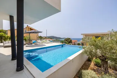 Bazen u objektu Villa Seven Seas with heated pool and jacuzzi by the sea ili u blizini