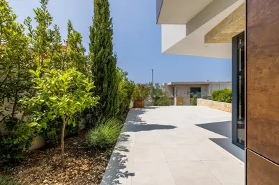 Vrt u objektu Villa Seven Seas with heated pool and jacuzzi by the sea