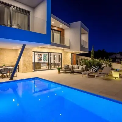 Villa Seven Seas with heated pool and jacuzzi by the sea