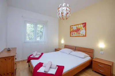 Krevet ili kreveti u jedinici u objektu Apartments by the sea Rogoznica - 10268