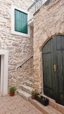 Zgrada u kojoj se nalazi vikendica
