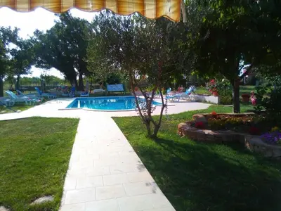 Bazen u objektu Family-friendly apartments with swimming pool Lozovac, Krka - 18961 ili u blizini