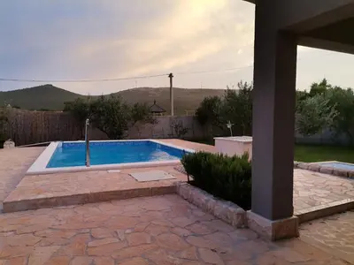 Bazen u objektu Villa Frane ili u blizini