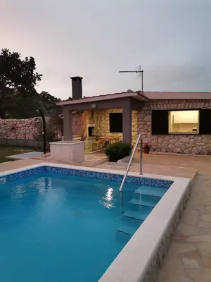 Bazen u objektu Villa Frane ili u blizini