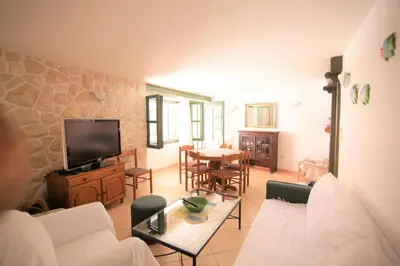 TV i/ili zabavni centar u objektu Holiday house Ljubica Tisno