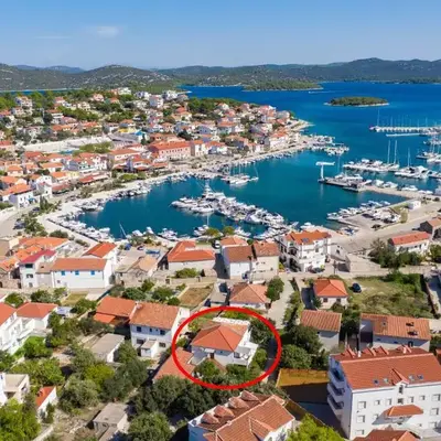 Apartments by the sea Jezera