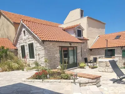 Zgrada u kojoj se nalazi vikendica