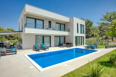 Bazen u objektu Villa Spuga ili u blizini